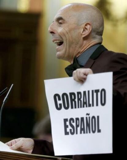 El portavoz adjunto de Economía del PSOE, Antonio Hurtado, durante su intervención en el pleno del Congreso en el debate sobre las preferentes