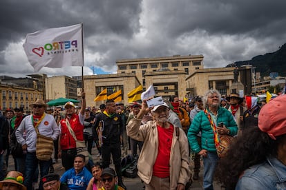 Personas ven el discurso de Gustavo Petro, en la Plaza Bolívar, en Bogotá, el 1 de mayo del 2023.