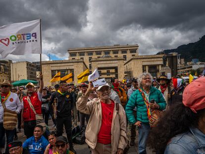 Personas ven el discurso de Gustavo Petro desde una pantalla en la Plaza de Bolívar en Bogotá (Colombia), el 1 de mayo de 2023.