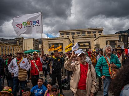 Personas ven el discurso de Gustavo Petro, en la Plaza Bolívar, en Bogotá, el 1 de mayo del 2023.