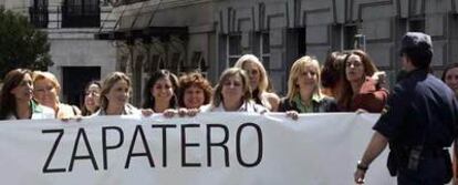 Las integrantes de la candidatura de mujeres del PP de Garachico (Tenerife) protestan ante el Congreso en 2007 por la anulación de la lista.