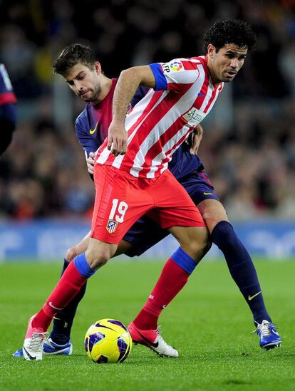 Gerard Pique disputa el balón con Diego Costa.