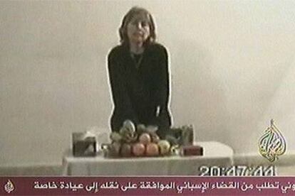 La periodista Giuliana Sgrena se dirige a la cámara antes de su liberación para agradecer el "buen trato" recibido.