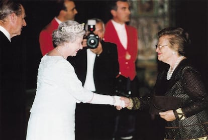 Wanda Ferragamo recibiendo la cruz de la orden del imprio Británico de manos de la reina de inglaterra