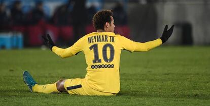 Neymar protesta durante el partido contra el Estrasburgo.