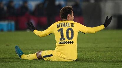 Neymar protesta durante el partido contra el Estrasburgo.