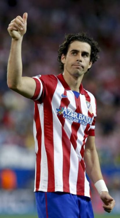 Tiago Cardoso celebra con la afición la victoria sobre el FC Barcelona.