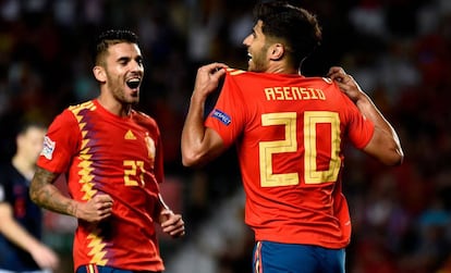 Asensio celebra su gol con Ceballos.