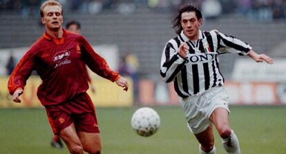 Paulo Sousa (derecha) con la camiseta de la Juve