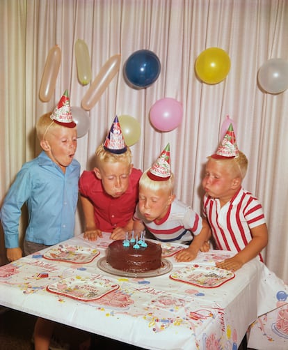 Imagen de archivo de unos niños celebrando un cumpleaños en los años sesenta.