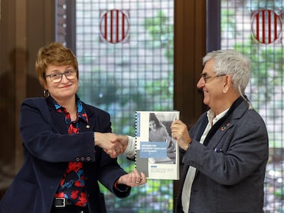 Jesús Vinyes, coordinador del grupo de expertos, entrega su informe a la consejera de Educación, Anna Simó.