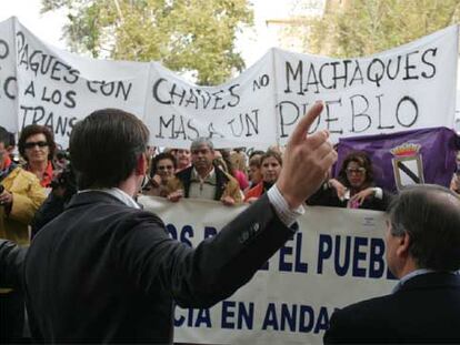 Vecinos de Gibraleón se concentran ante el Parlamento Andaluz