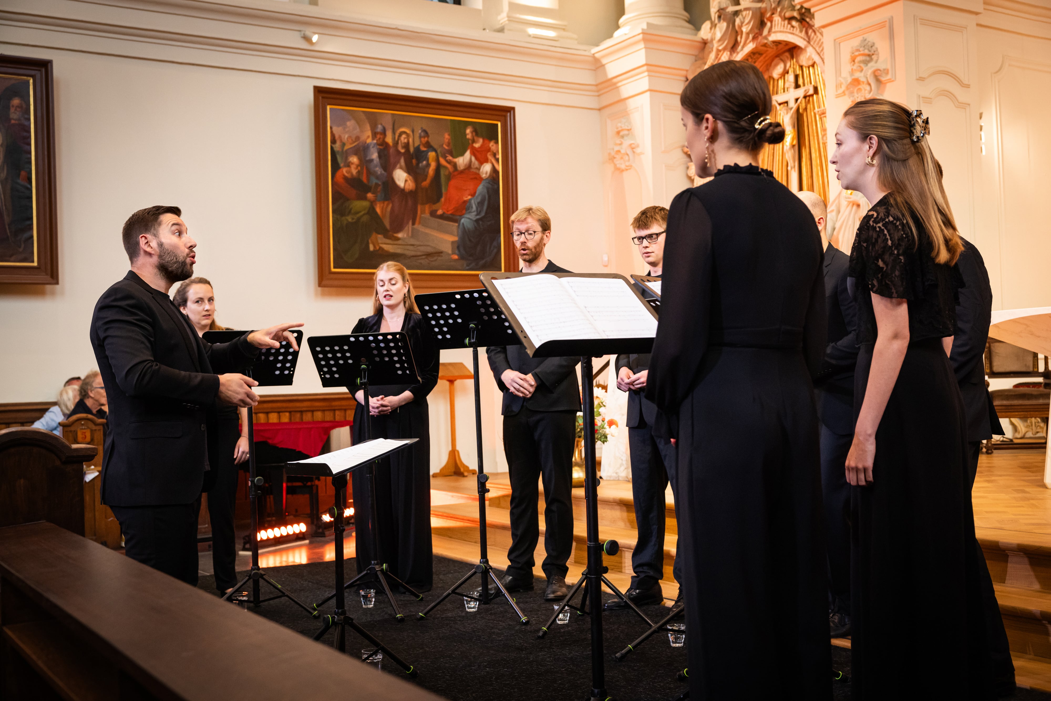 Rory McCleery dirige a los ocho cantantes de The Marian Consort.