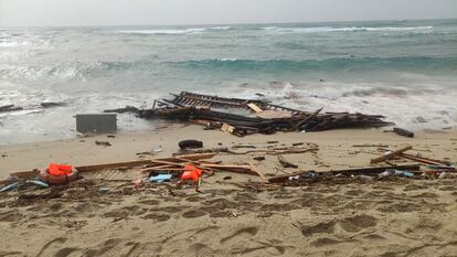 Restos de la embarcación en la que viajaban los migrantes en una playa de la localidad calabresa de Steccato di Cutro.