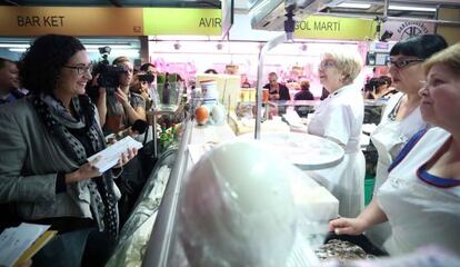 Marta Rovira, secretaria general de ERC en el mercado del Ninot.