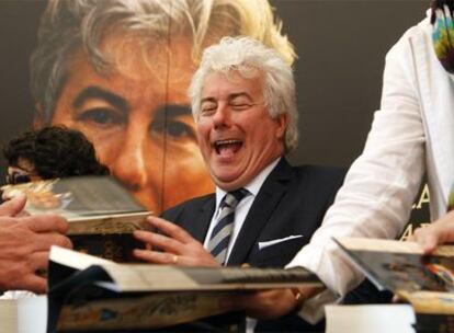 Ken Follett firma ejemplares ayer por la mañana en la carpa dedicada a su libro.