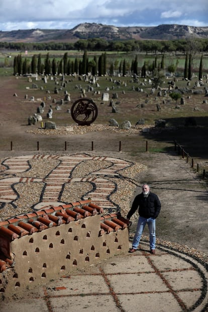 Vista general del yacimiento. Carlos Sanz se encuentra junto al columbario donde se introducirán los restos de los desenterrados.