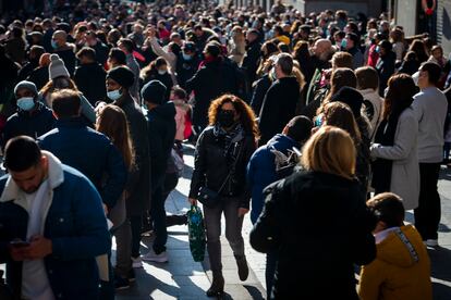 Una mujer con una bolsa el último fin de semana de compras navideñas en el centro de Madrid.