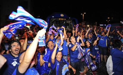 Aficionados del Getafe celebran el ascenso a Primera Divisi&oacute;n.