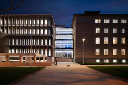 La rehabilitación de la Facultad de Filosofía y Letras de Zaragoza se planteó como un edificio de energía casi nula. 
