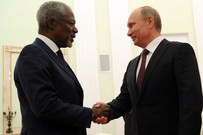 Annan y Putin (derecha) durante una visita del primero a Mosc&uacute;, el 17 de julio. 