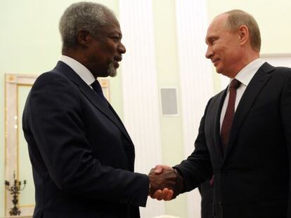 Annan y Putin (derecha) durante una visita del primero a Mosc&uacute;, el 17 de julio. 