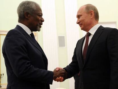Annan y Putin (derecha) durante una visita del primero a Moscú, el 17 de julio.