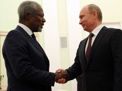 Annan y Putin (derecha) durante una visita del primero a Mosc&uacute;, el 17 de julio. 