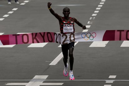 Eliud Kipchoge cruza la meta el primero en la final de maratón.