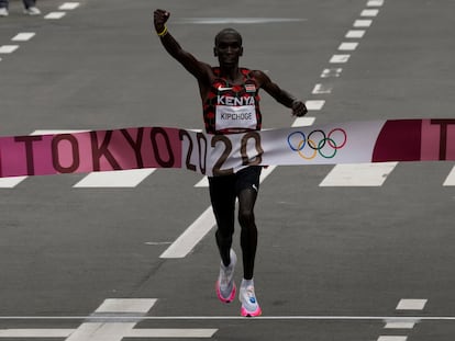 Eliud Kipchoge cruza la meta el primero en la final de maratón.