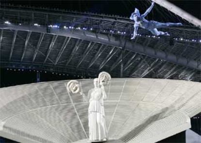 La mitología griega ha sido la nota dominante de toda la ceremonia, aunque adornada con un toque de modernidad.    El dios del amor Eros, en la foto, ha sobrevolado el estadio para infundir la pasión a dos bailarines.