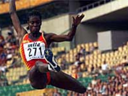 Niurka Montalvo, en uno de sus saltos en Sevilla 99.