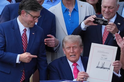 Mike Johnson, junto a Donald Trump el 4 de julio de 2025, en Washington.