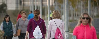 Un grupo de mujeres pasea o hace deporte en una ciudad andaluza. 