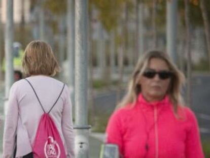 Un grupo de mujeres pasea o hace deporte en una ciudad andaluza. 