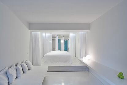 Desde 2009 el sello de calidad alemán<a href="http://www.designhotels.com/"> Design Hotels</a> publica su portofolio de alojamientos a la vanguardia del diseño y la tendencia. El <a href="https://www.designhotels.com/shop" target="_blank">Design Book 2012 (44 euros)</a> contiene 220 hoteles en 134 destinos, 21 de los cuales acaban o están a punto de abrir. Todos destacan por su decoración y arquitectura, pero también por ser miembros muy implicados en su comunidad y e importantes activos del lugar dónde se encuentran. Nos colamos por la cerradura de algunos de los recién llegados. El primero, Ekies All Senses Resort, en Grecia...