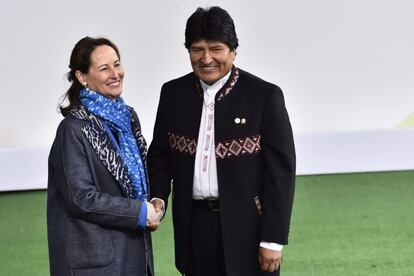 l presidente de Bolivia, Evo Morales (dcha), es recibido por la ministra francesa de Ecología, Ségolène Royal (izda), a su llegada a la cumbre sobre cambio climático COP21 que se celebra en Le Bourget en París (Francia).