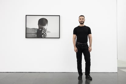 El artista Carlos Motta posa frente a una de sus obras en el Macba.