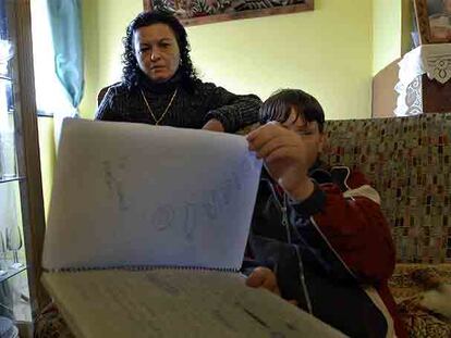 Ildefonso, el joven de Bailén víctima de maltrato escolar, enseña su diario junto a su madre.