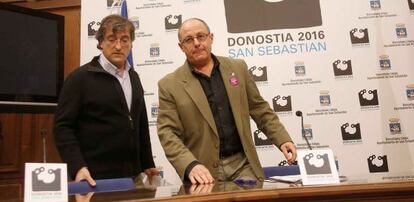 Juan Karlos Izagirre, a la derecha, este martes junto al portavoz del Ayuntamiento de San Sebastián, Josu Ruiz.