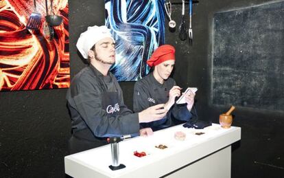 Representación de la obra 'Por una estrella Michelin' en Microteatro por dinero, en Madrid.