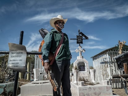 Un músico en un panteón de Ecatepec (México), en febrero de 2021.