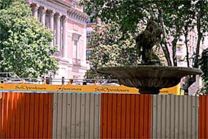 El vallado de las Cuatro Fuentes, frente al Museo del Prado, precede a su limpieza y sustitución por copias.