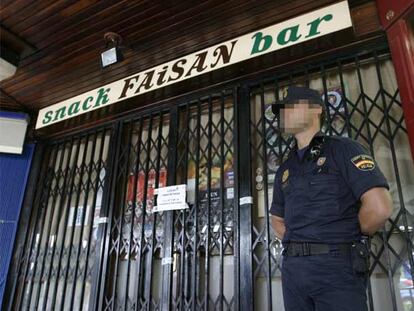 Un policía custodia el bar Faisán, tras la operación contra la trama etarra, en junio de 2006.