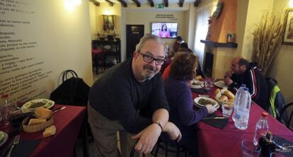 Jos&eacute; Mar&iacute;a Bilbao, en el hostal de Villar de Ca&ntilde;as.