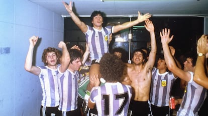 El capitán de la selección de Argentina, Diego Maradona, celebra sobre los hombros de sus compañeros de equipo la victoria ante Rusia 3-1 en el Campeonato Mundial Juvenil de la FIFA 1979, en Tokio (Japón).