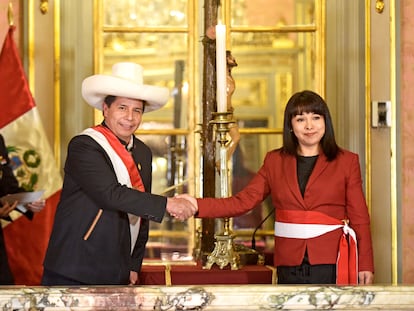 El presidente peruano, Pedro Castillo, saluda a Mirtha Vasquez tras su asunción, el 6 de octubre.