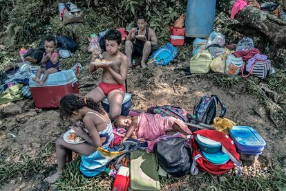 En las orillas de sus ríos, los dominicanos bailan, beben y comen, como esta familia en Bayaguana, Monte Plata. 