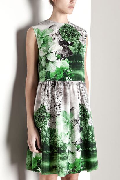 Este vestido de seda y estampado vegetal es de Uterqüe. Cuesta 129 euros.