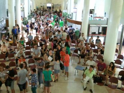 El cese masivo de interinos docentes colapsa las oficinas educativas de Valencia.